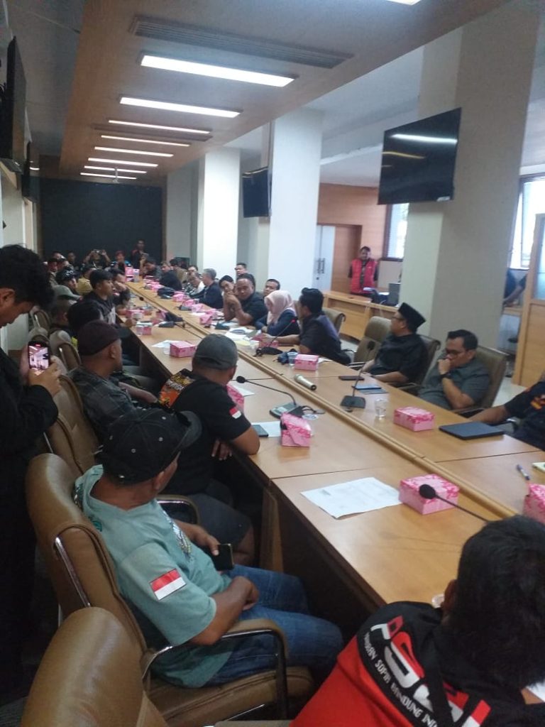 Aspirasi supir truk di Gd. DPRD Kab. Garut